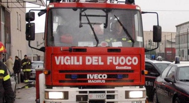 Incendio nell'azienda a Francavilla, il sindaco chiude scuola
