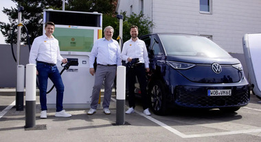 Volkswagen Group e Shell inaugurano prima innovativa stazione di ricarica Elli FlexPole per veicoli elettrici