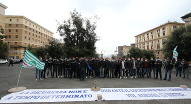 Sicurezza: mancano agenti. Lavoratori della Polizia di Stato in piazza a  Napoli -  Napoli