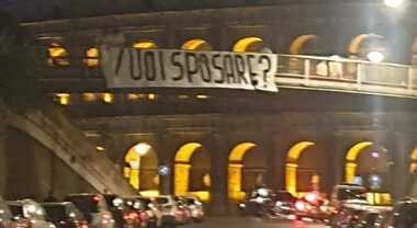 Roma, «Mi vuoi sposare?»: Cupido misterioso al Colosseo, lo striscione con  la proposta di