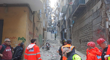 Napoli, paura ai Quartieri Spagnoli: crolla la facciata di un palazzo. «Un'esplosione, poi forte odore di gas»