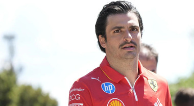 Ferrari, Sainz con i baffi in omaggio al suo fisioterapista ​Pierluigi Della Bona