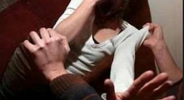 Costretta a vedere film porno, violentata e resa schiava dal ...