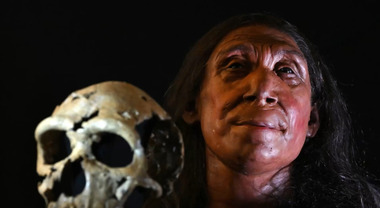 Ricostruito il volto di Shanidar, una donna Neanderthal di 40 anni: il documentario su Netflix