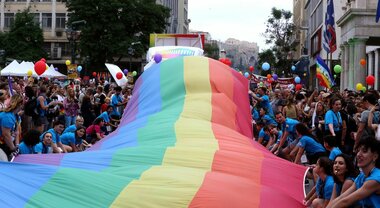 L'Italia non firma il testo della Ue sull'omofobia: «Ricalca la legge Zan». Schlein: rabbia e vergogna
