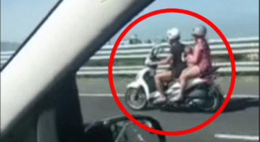 In tre sul motorino, in autostrada e con un bimbo di un anno: multa (400  euro)