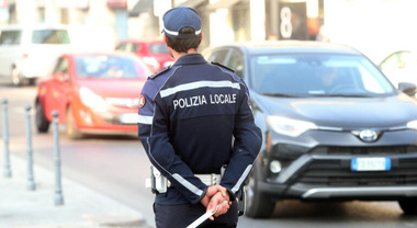 Mostra la pistola a un'amica e parte un colpo: vigile di 22 anni muore in casa vicino Pavia