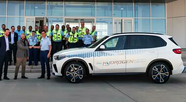 La gendarmeria francese sperimenta BMW iX5 Hydrogen. Verifica vantaggi delle fuel cell negli impieghi istituzionali