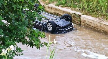 Asolo. Con l auto nel torrente riesce a uscire e ad aggrapparsi a