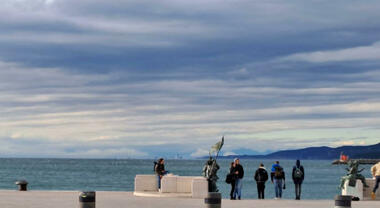 Trieste, la Bora imperversa, prevista forte anche domani. E viene