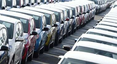 Mercato auto, -2,8% le immatricolazioni a marzo in Europa. Stellantis in calo ​dell'8,7%