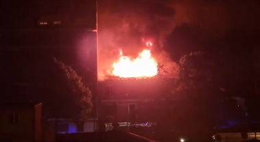 Incendio devasta palazzina a Teramo: paura nella notte, 5 famiglie sfollate