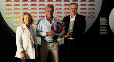 Carlo Sainz senior alla Brembo nel Kilometro Rosso. Premiato con trofeo celebrativo: la pinza della RS Q e-tron vincitrice della Dakar