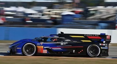 24 Ore di Le Mans, in testa una Cadillac seguita da due Porsche tra molti incidenti e bandiere gialle
