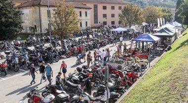 Moto Guzzi, la passione per l’Aquila accende lo stabilimento sul Lario. Nel weekend visitatori da mezzo mondo per Open House