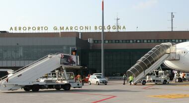 Bologna, aeroporto chiuso e voli cancellati per una pistola in una valigia. Ma era un errore del macchinario