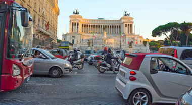 Gualtieri: «Diesel Euro 4 a Roma potranno circolare ancora un anno. Proroga fino a novembre 2024 anche per Euro 3 a benzina»