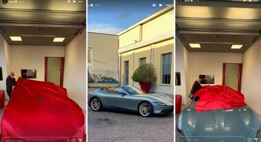 Ferrari, la prima Roma Spider consegnata in Italia è di Fedez. Il rapper su Instagram insieme al padre: «La guiderà più di me»