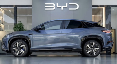 Byd, utili record nel 2024 per il gigante cinese a 5,55 mld di dollari (+29%). Fatturato a 107,2 mld di dollari: superata Tesla