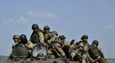 Guerra in Ucraina, le forze russe abbattono «17 droni ucraini» su quattro Regioni. Macron: pronto al dibattito su arma nucleare nella Ue
