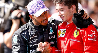 Hamilton spegne le voci: «La Ferrari non mi ha cercato». Leclerc: «Lewis incredibile, ma io felice con Sainz»