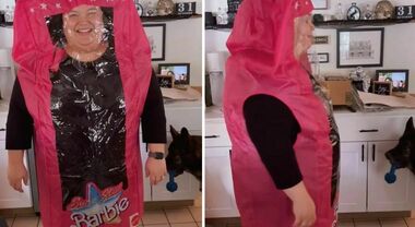 Una donna ordina il costume di Halloween di Barbie taglia unica