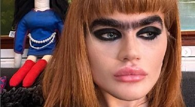 Sophia, chi è la modella con il monociglio che ha sfilato sul red ...
