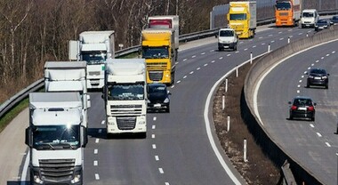 Ok finale dei paesi UE al taglio delle emissioni CO2 dei camion. Ambasciatori ratificano intesa su standard nuovi mezzi pesanti