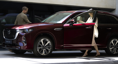 Originalità e minimalismo, Mazda CX-80 alza il livello. E la mitica MX5 spegne 35 candeline