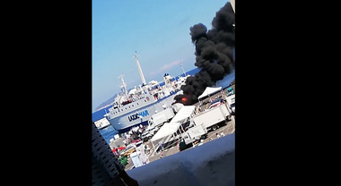 Paura a Ponza, barca esplode nel porto: famiglia si getta in acqua ...