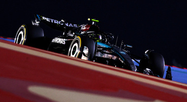 GP di Sakhir, libere 2: Hamilton porta la Mercedes al comando, Sainz quarto, Red Bull in difficoltà