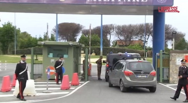 Chico Forti lascia l'aeroporto di Pratica di Mare a bordo di un furgone