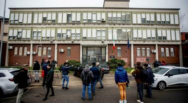 Milano, botte nel carcere minorile: «Gravi coperture dall’alto». Le risate degli agenti dopo i pestaggi