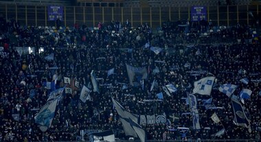 Fumogeni allo stadio, Questore di Napoli emette due Daspo a tifosi -  Cronache della Campania