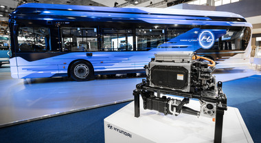 Iveco e Hyunday svelano nuovo autobus urbano elettrico. Il primo E-Way H2 presentato alla Fiera di Bruxelles