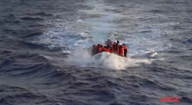 Migranti, Emergency: «Soccorse 87 persone su barchino alla deriva al largo della Libia»