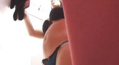 Filmava donne nude nei camerini dei negozi, poi postava i video su ...