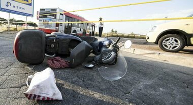 Incidente mortale sulla via Prenestina: con lo scooter contro un'auto. Perde la vita un motociclista di 37 anni