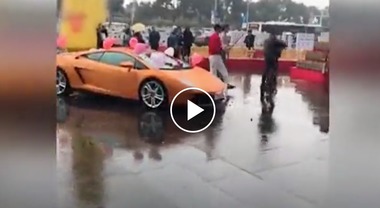 Le regala una Lamborghini e le chiede di sposarlo: ma (a quanto pare) i  soldi non comprano l'amore Video