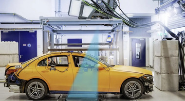 Mercedes pioniera nei crash-test a raggi X. Una tecnologia per migliorare le auto del futuro