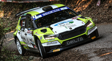 Basso trionfa al Rallye Sanremo 2023 al volante della Skoda Fabia Rally2 Evo. Sul podio Avbelj e Sartor