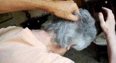 Badante abusa dell'anziana di 84 anni e diffonde il video su ...