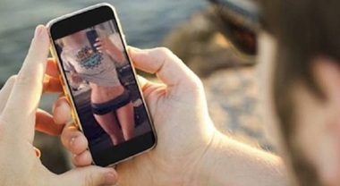 Mamma costringe la figlia minore a fare sesso telefonico con l'amante