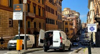 Roma, accessi contromano e sportelli portabagagli aperti per evitare telecamere Ztl, multati 60 automobilisti
