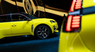 Renault, Ampere cala gli assi. Il gruppo francese protagonista al risorto salone di Ginevra: sorprende con Scenic e “5”