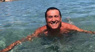 Gianni Morandi, foto hot durante pausa dal set: «Ho dimenticato il ...