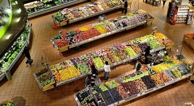 Supermercati aperti a Ferragosto, orari e quali sono le catene che non si fermano. Ira dei sindacati: «Non fate la spesa in segno di rispetto»