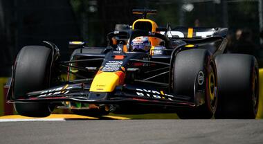 Verstappen, il cannibale mangia anche Imola: un capolavoro sul Santerno piega McLaren e Ferrari