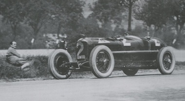 Compie un secolo il primo Gran Premio di Roma. Alla “mossiera” di 100 anni fa trionfò la Bugatti T35 del conte Carlo Masetti