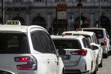 Taxi, stretta dei vigili: multe e sequestri per chi viola le regole